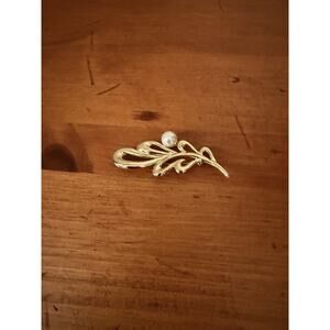 Vintage Gold Tone Leaf Brooch Faux Pearl Accent Openwork Floral Spray Pin Class